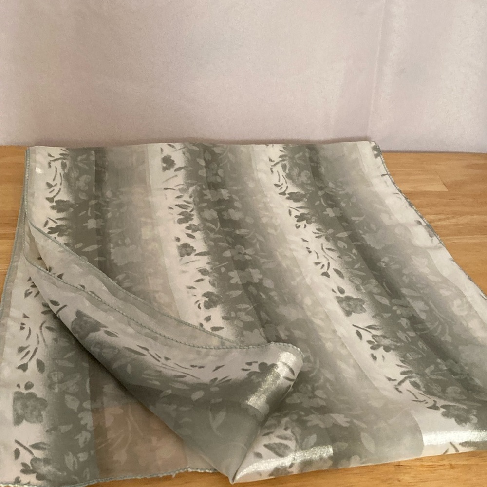 Scarf grey and white print